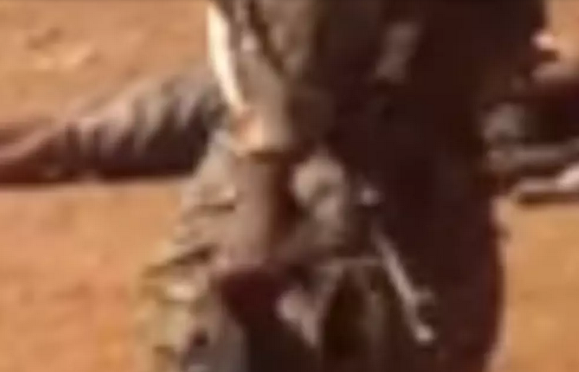 Uno screenshot ingrandito del momento nel video in cui vediamo un uomo con una pistola. © Francia 24