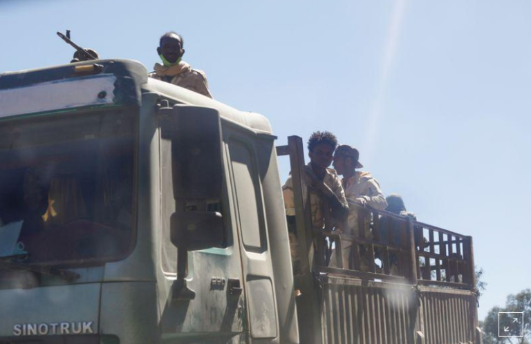 Truppe in uniforme eritrea sono viste su un camion vicino alla città di Adigrat, Etiopia, 14 marzo 2021. REUTERS / Baz Ratner
