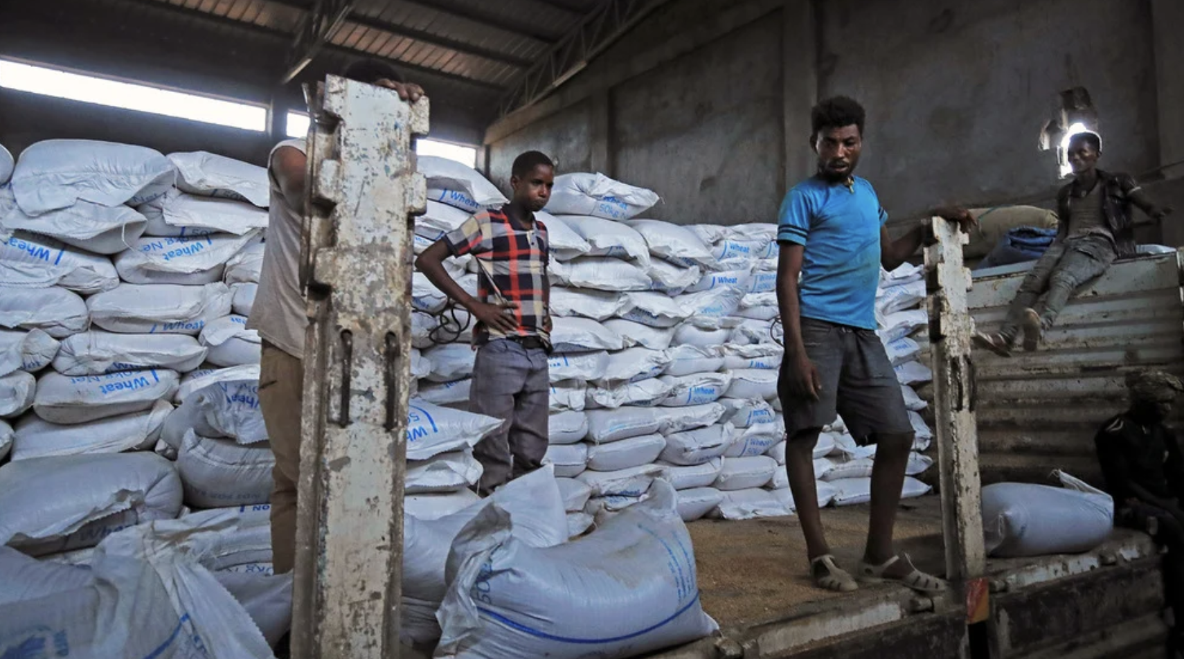 Gli aiuti alimentari per il Tigray vengono scaricati in un magazzino a Mai Tsebri, 26 giugno 2021. Centinaia di migliaia di persone affrontano la carestia nella regione. (REUTERS)