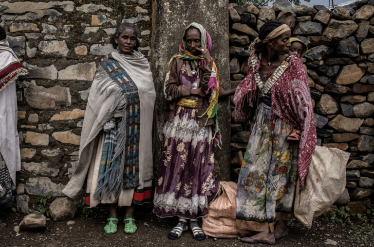 Donne nella città di Gijet nel Tigray il mese scorso.Credito...Finbarr O'Reilly per il New York Times