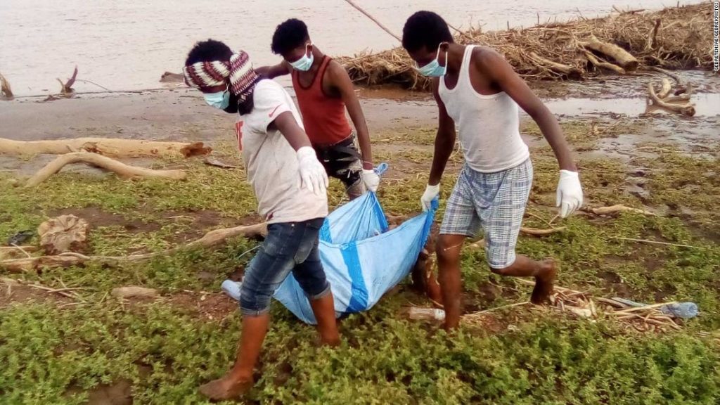  Un corpo recuperato dalla riva del fiume Setit da Wad El Hilou, in Sudan, è trasportato su teli di plastica.