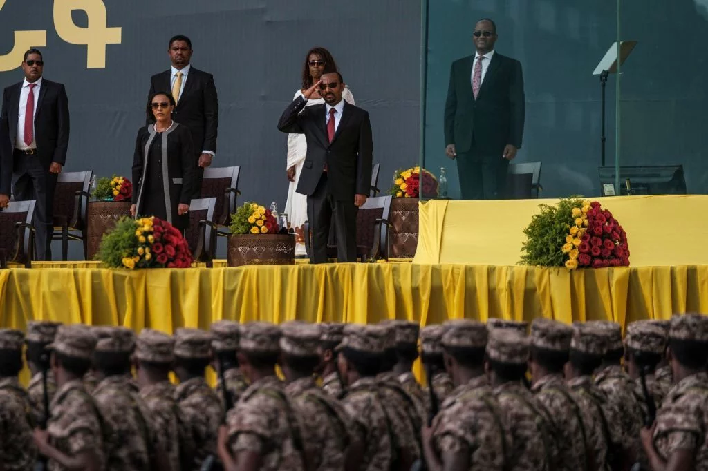 Il primo ministro etiope Abiy Ahmed saluta i membri delle forze di difesa nazionali durante la cerimonia di insediamento del nuovo governo all'inizio di ottobre.