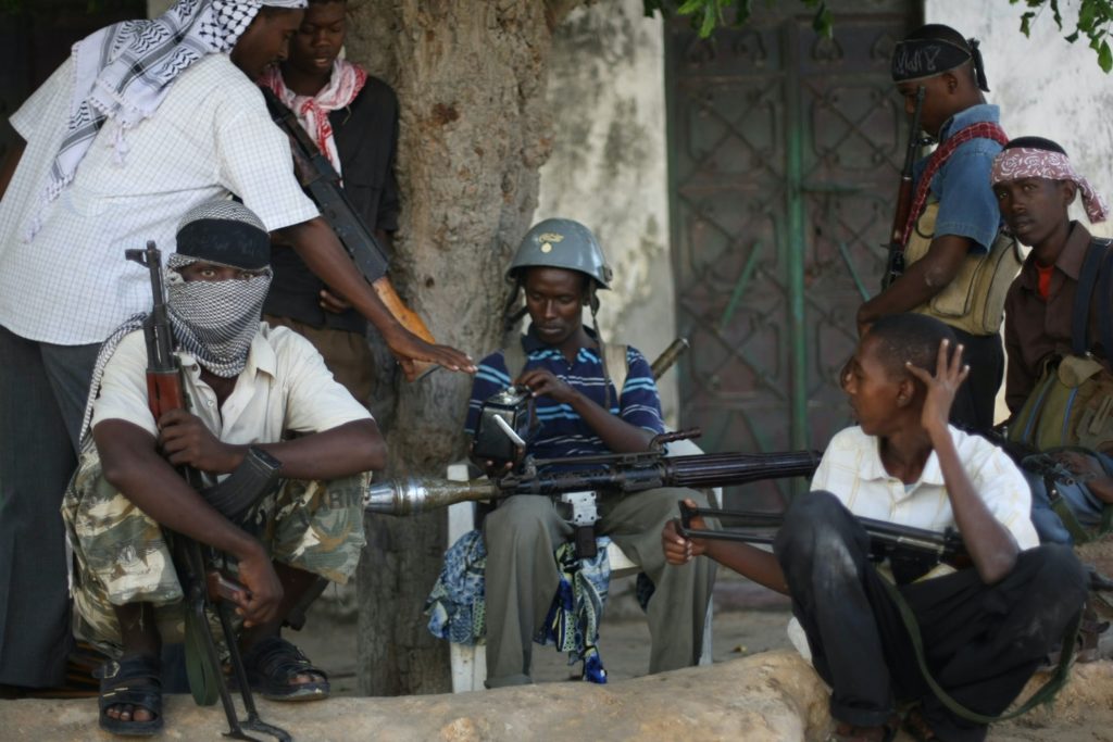  I militanti di Shabab e Hizbul Islam si prendono una pausa in una sezione di prima linea nel distretto di Sanca a Mogadiscio, il 21 luglio 2009. Foto: Mohamed Dahir/AFP/Getty Images 