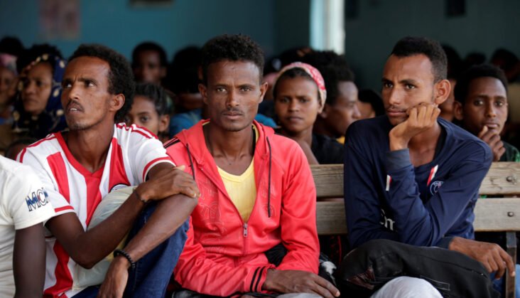  Gli immigrati eritrei appena arrivati ​​aspettano di essere registrati come rifugiati presso il centro di accoglienza e registrazione di Endabaguna per i rifugiati eritrei appena arrivati ​​nella città di Shire, vicino al confine eritreo, regione del Tigrai, Etiopia, 9 novembre 2017. REUTERS/Tiksa Negeri 