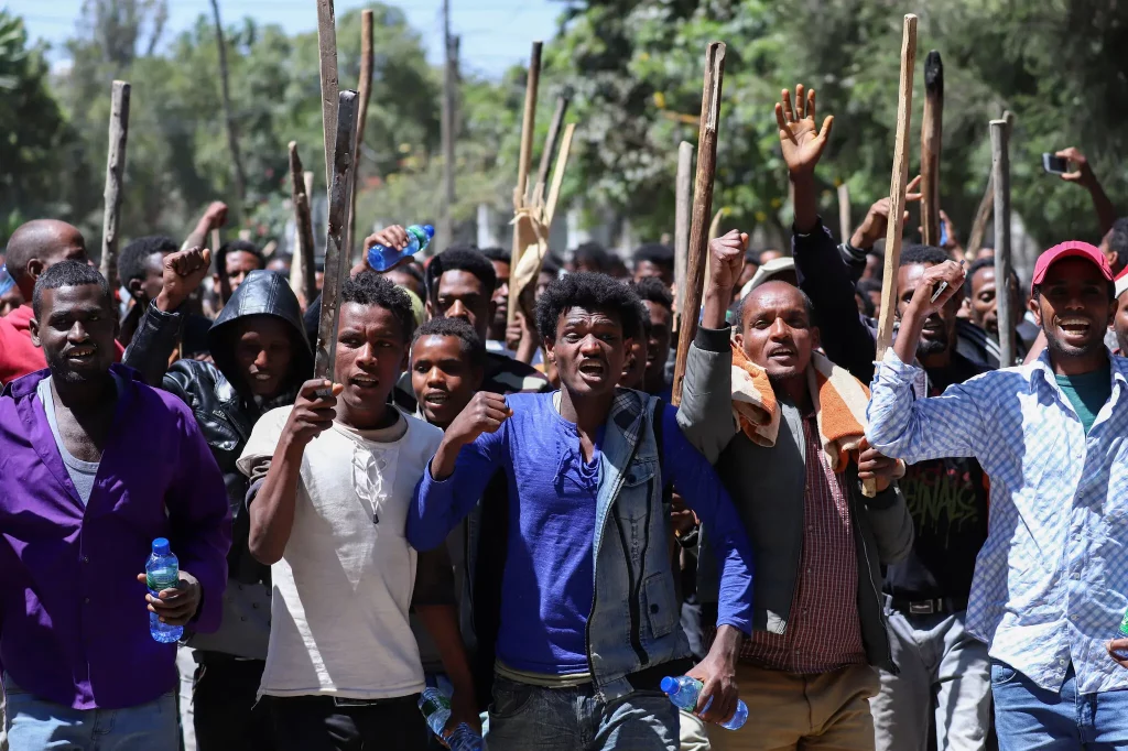 Giovani Oromo durante una protesta ad Addis Abeba nell'ottobre 2019.Credito...Tiksa Negeri/Reuters