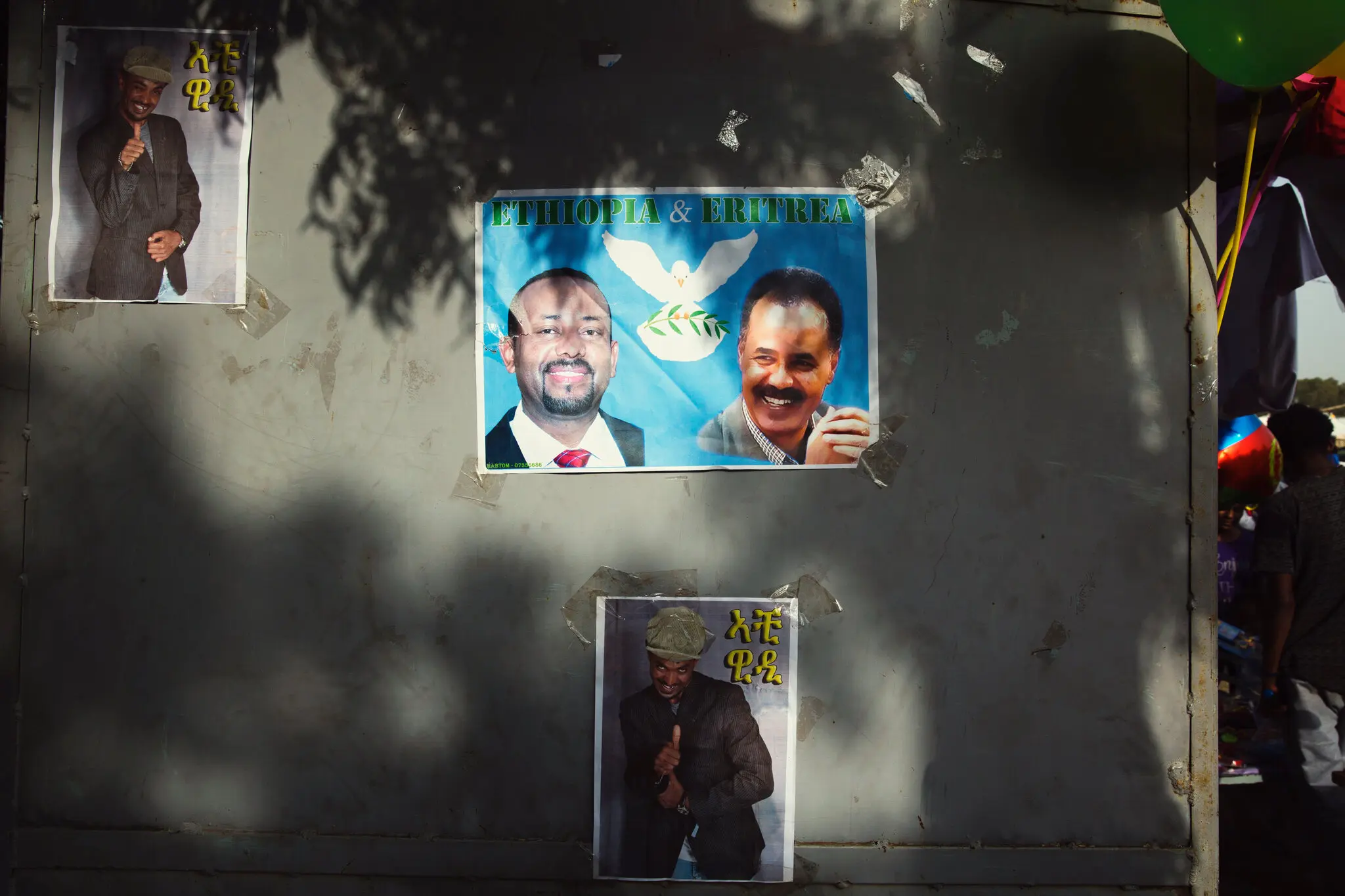 Un poster ad Asmara, in Eritrea, nel 2018 celebra l'accordo di pace tra il signor Abiy dell'Etiopia e il presidente Isaias Afwerki dell'Eritrea dopo due decenni di ostilità tra i loro paesi.Credito...Malin Fezehai/The New York Times