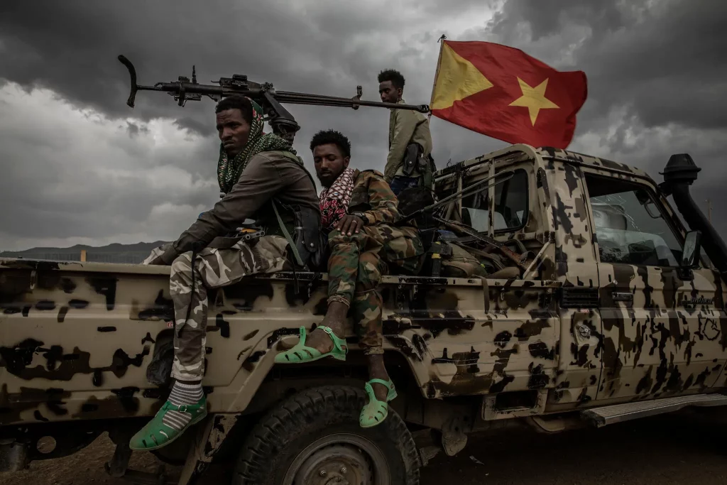 Soldati del Tigray fuori Mekelle, la capitale della regione del Tigray, a giugno.Credito...Finbarr O'Reilly per il New York Times