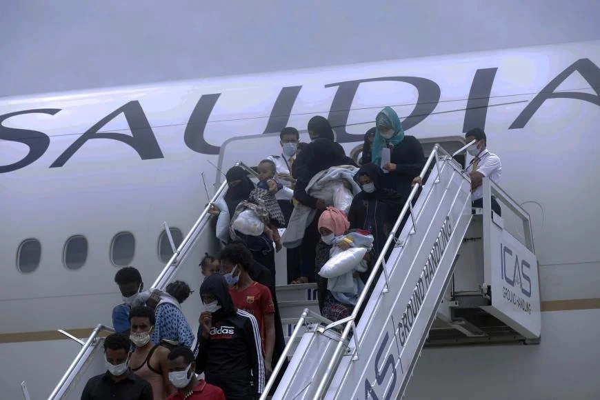 I migranti etiopi tornati dall'Arabia Saudita arrivano all'aeroporto internazionale Bole di Addis Abeba, in Etiopia, il 7 luglio 2021. © 2021 Minasse Wondimu Hailu/Anadolu Agency via Getty Images