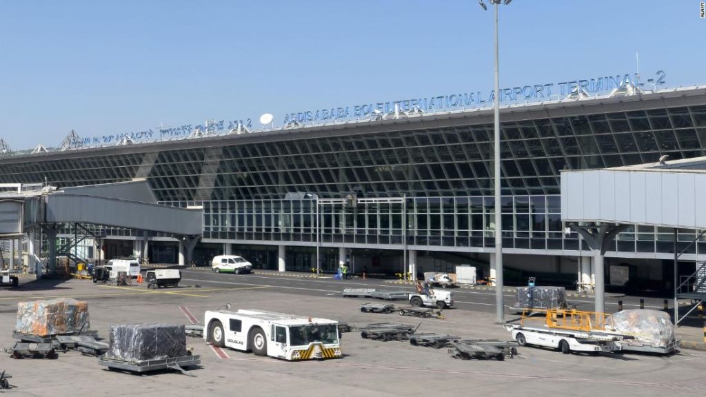  Yohannes e Gebremeskel hanno deciso di fuggire dall'aeroporto internazionale di Addis Abeba Bole dopo aver riferito che la sicurezza era più debole a seguito della sospensione di dozzine di guardie del Tigray.
