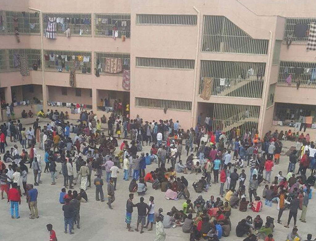 Un ex prigioniero ha condiviso questa foto con Reuters. Ha detto che mostra i detenuti del Tigrino nella prigione di Aba Samuel ad Addis Abeba. Dispensa tramite REUTERS