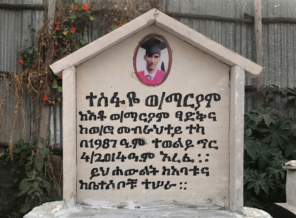 La tomba di Tesfaye Weldemaryam in un cimitero ad Addis Abeba. Foto scattata il 21 febbraio 2022. REUTERS/Tiksa Negeri