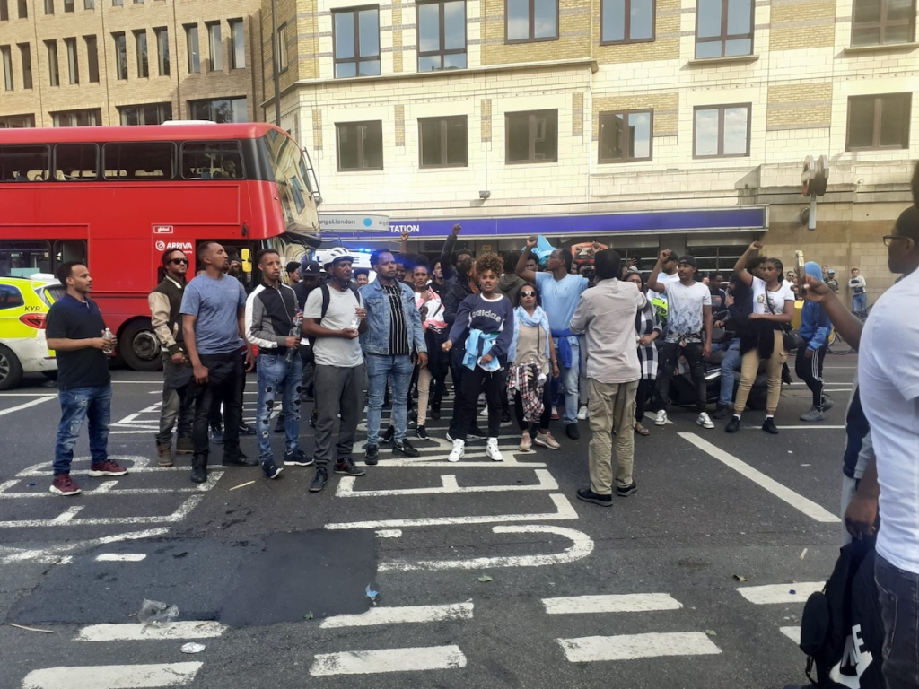 Manifestanti fuori dall'ambasciata eritrea a Islington, a nord di Londra, il 4 settembre 2022