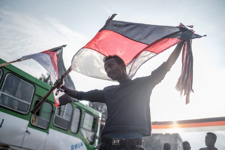 Un venditore ambulante vende bandiere e merci raffiguranti i colori regionali Oromo nella città etiope di Bishoftu. (Eduardo SOTERAS / AFP via Getty Images)