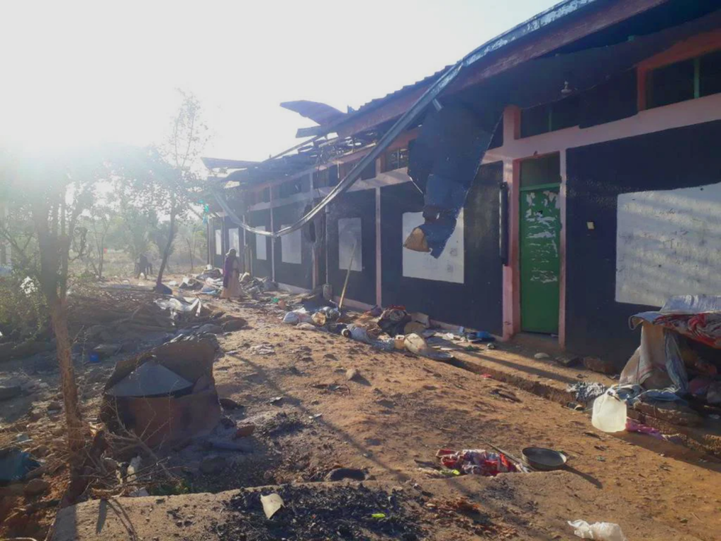  Danni a un edificio scolastico nel Tigray dopo che un attacco aereo del governo etiope ha colpito il complesso della Dedebit Elementary School con un drone armato turco il 7 gennaio 2022. (Foto: Human Rights Watch). 
