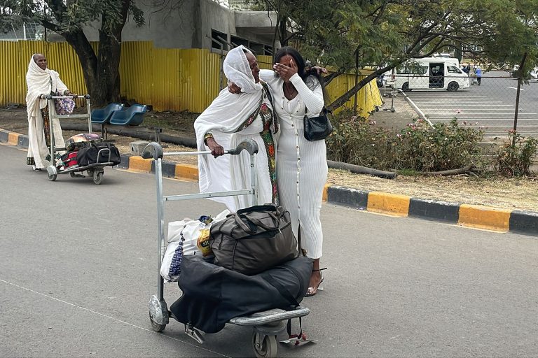 I passeggeri in arrivo dal Tigray vengono accolti dai parenti all'aeroporto internazionale Bole di Addis Abeba, in Etiopia, il 28 dicembre 2022. AFP tramite Getty Images