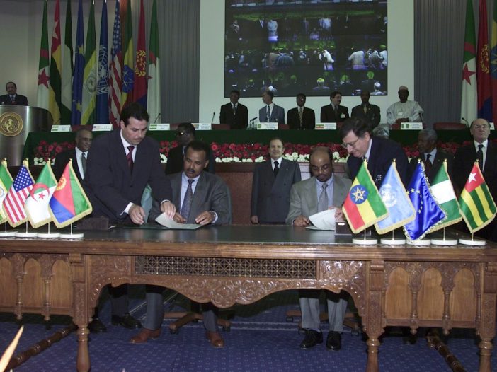 Il 12 dicembre 2000 il presidente eritreo Isaias Afwerki e il defunto primo ministro etiope Meles Zenawi firmano l'accordo di Algeri ad Algeri.