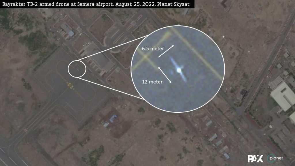 Drone TB-2 Bayraktar di origine turca all’aeroporto di Samera il 25 agosto 2022