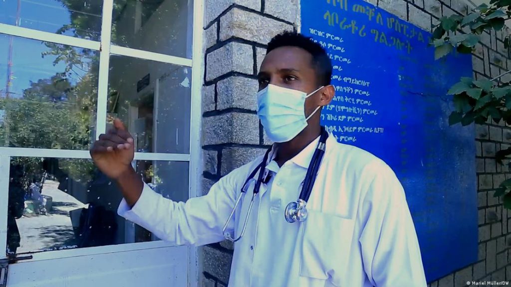 Il direttore dell'ospedale Mesfin ha dovuto respingere la maggior parte dei pazienti a causa della mancanza di forniture medicheImmagine: Mariel Müller/DW