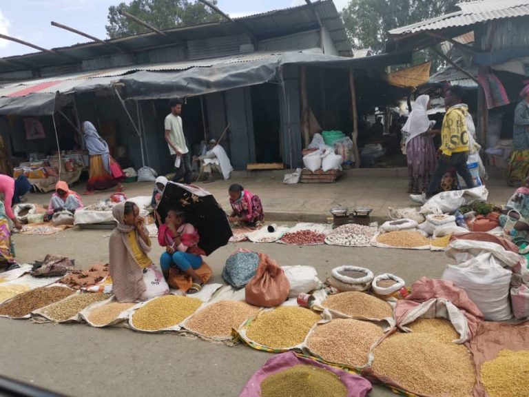 Foto: Mercanti che vendono legumi e legumi, Adi Haqi Market, Mekelle, Tigray | Attestazione: Goyteom Gebreegziabher ( Goyteom37 ) Etiopia