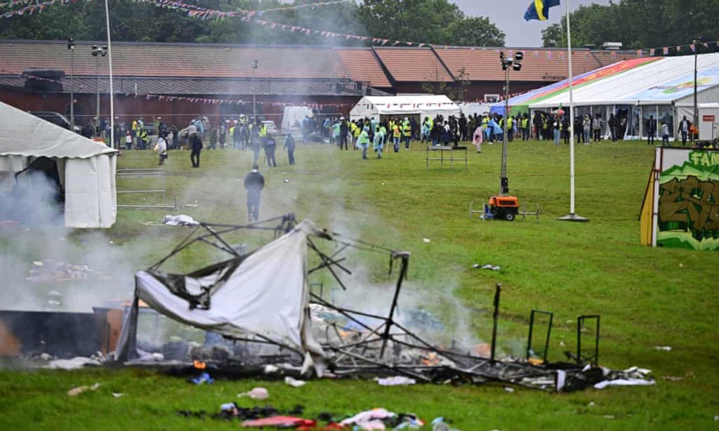 I manifestanti contro il governo eritreo hanno preso d'assalto il festival all'aperto, dando fuoco alle bancarelle e abbattendo le tende. Fotografia: Magnus Lejhall/TT News Agency/AP 