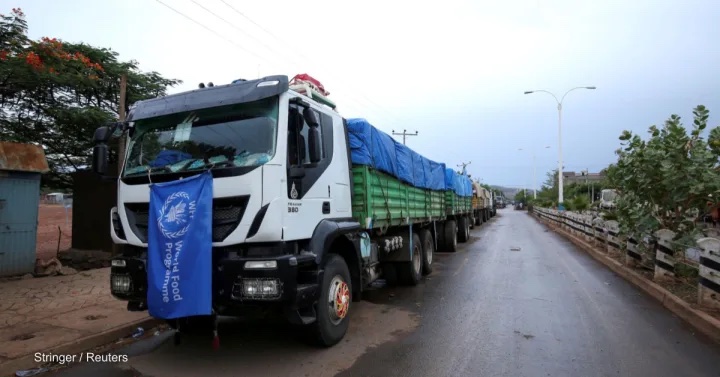  Un convoglio di camion del WFP che trasportava generi alimentari per le vittime della guerra parcheggiato presso un checkpoint chiuso che porta alla regione del Tigray in Etiopia nel giugno 2021. Foto di: Stringer / Reuters 