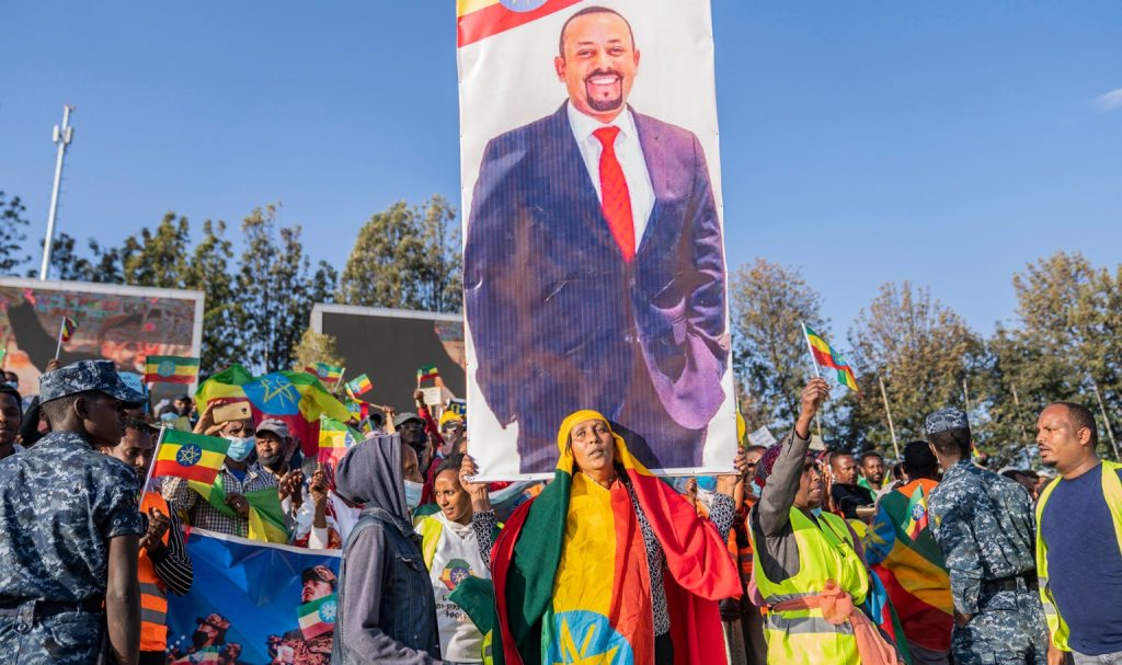 Gli etiopi portano un poster del presidente Abiy Ahmed mentre partecipano a una manifestazione ad Addis Abeba, in Etiopia, il 7 novembre 2021, tenuta per mostrare sostegno al governo e alla Forza di difesa nazionale dell'Etiopia nei suoi sforzi contro il Fronte di liberazione popolare del Tigray e l'Esercito di liberazione dell'Oromo . (Foto: EPA-EFE/STR)