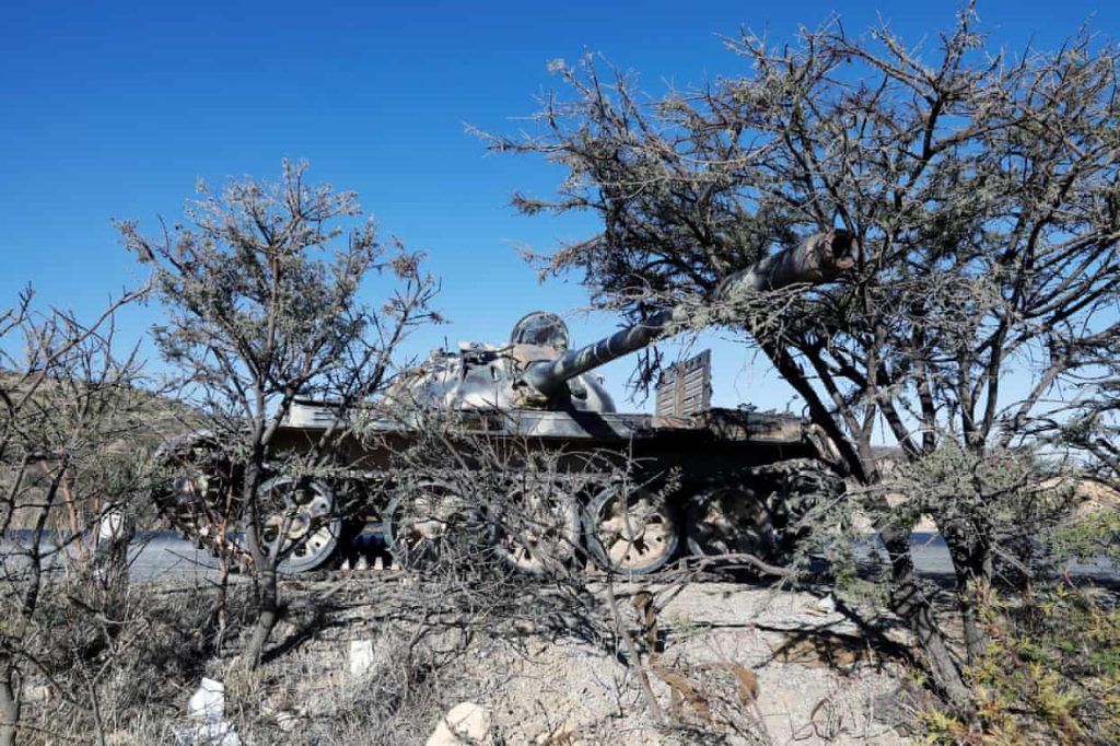Un carro armato militare eritreo danneggiato vicino alla città di Wikro nel marzo 2021. Foto: Baz Ratner/Reuters 