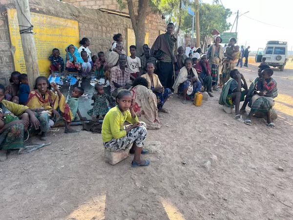 I residenti di Yechila aspettano le donazioni di cibo in un magazzino gestito dall'agenzia americana USAID. Negli ultimi tre mesi a Yechila sono state registrate più di 80 morti per carestia.