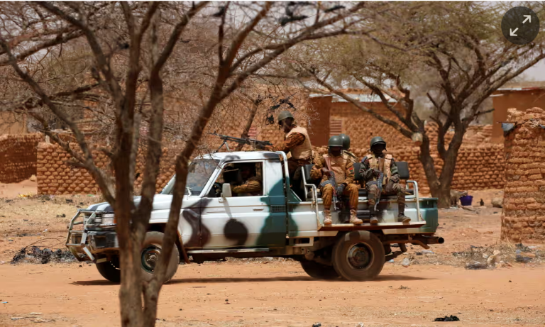 Soldati governativi nel villaggio di Gorgadji nel nord del Burkina Faso. Fotografia di Luc Gnago/Reuters