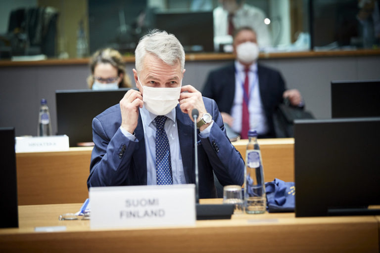 Lunedì e martedì il ministro degli Affari esteri finlandese Pekka Haavisto (r) ha informato i colleghi dell'UE (foto: consilium.europa.eu)