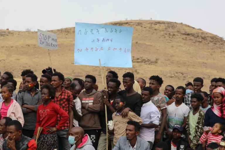 I rifugiati etiopi si riuniscono per celebrare il 46 ° anniversario del Fronte di liberazione del popolo del Tigray al campo profughi di Um Raquba a Gedaref, Sudan orientale, il 19 febbraio 2021. [HUSSEIN ERY / AFP via Getty Images]
