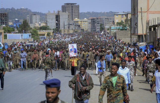 In questa foto di file di venerdì 2 luglio 2021, i membri catturati della Forza di difesa nazionale etiope vengono fatti marciare per le strade verso la prigione sotto scorta dalle forze del Tigray mentre centinaia di residenti guardano, a Mekele, nella regione del Tigray, nel nord dell'Etiopia. (Foto AP, file)