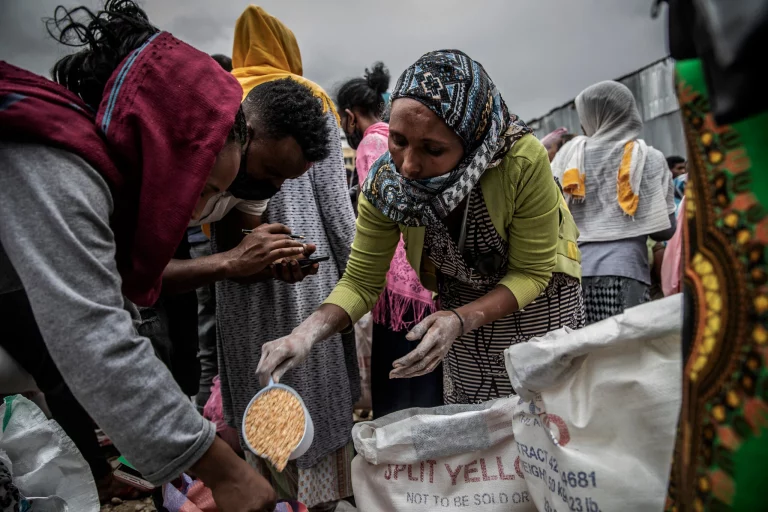 Un centro di distribuzione alimentare di emergenza nella regione del Tigray in Etiopia a giugno. Da luglio, il governo etiope ha bloccato la maggior parte delle spedizioni di aiuti umanitari nella regione. Credito...Finbarr O'Reilly per il New York Times