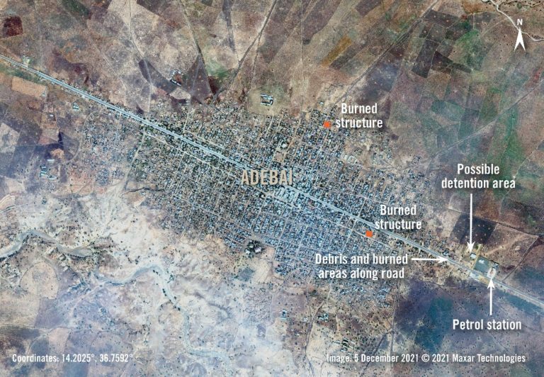 Immagine satellitare raccolta della città di Adebai, nella zona amministrativa del Tigray occidentale dell'Etiopia settentrionale, che mostra una panoramica dei luoghi dei danni e di un possibile luogo di detenzione. © Analisi di Amnesty International; immagine satellitare per gentile concessione di Maxar Images. 2021