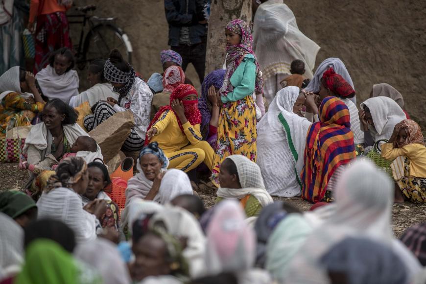 Gli etiopi aspettano la distribuzione del cibo in una piccola città a nord di Mekele, nella regione del Tigray nell'Etiopia settentrionale, il 7 maggio 2021. © 2021 AP Photo/Ben Curtis © 2021 AP Photo/Ben Curtis