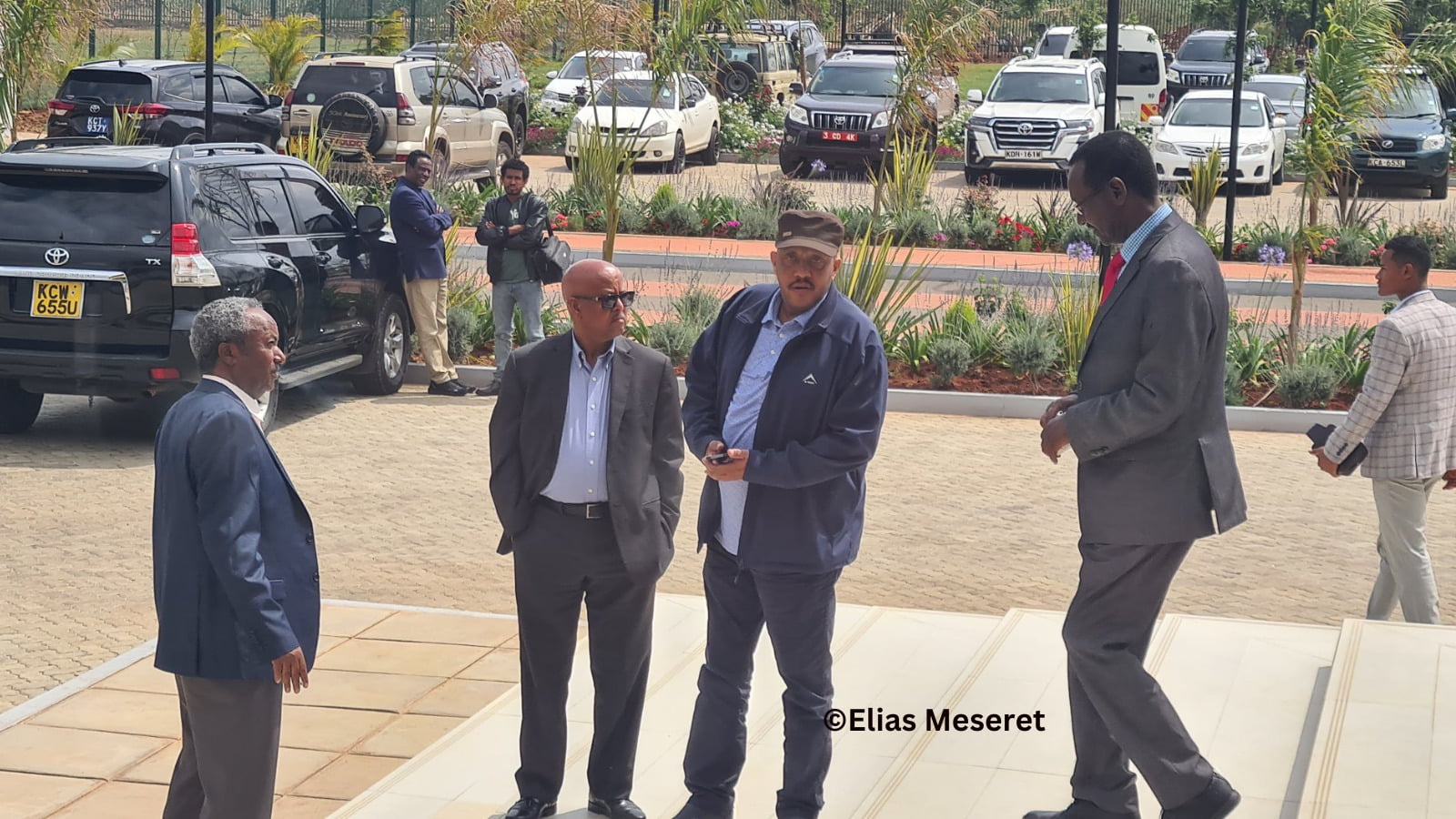 L'incontro dei leader militari federali e del Tigray si è concluso nel fine settimana del 12 novembre. Nella foto: il feldmaresciallo Berhanu Jula, capo delle forze di difesa etiopi (a destra), e il tenente generale Tadesse Worede, capo delle forze del Tigrino (a sinistra), accompagnati da Getachew Reda e dal tenente generale Tsadikan G/Tinsae. Foto: ©Elias Meseret / Archivio