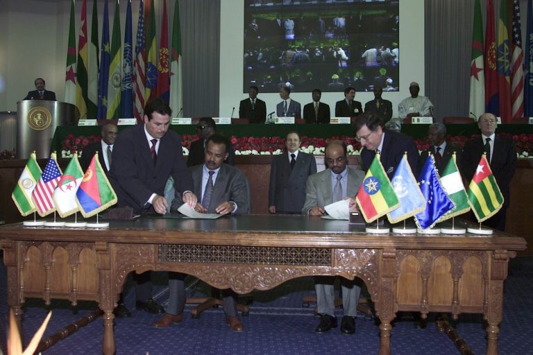 Il 12 dicembre 2000 il presidente eritreo Isaias Afwerki e il defunto primo ministro etiope Meles Zenawi firmano l'accordo di Algeri ad Algeri.