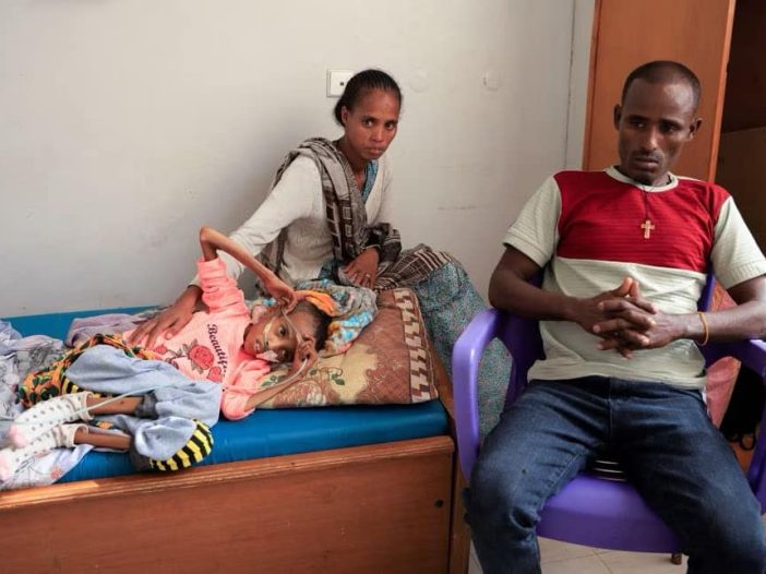 Tsige Shishay, il cui maglione rosa dice "bello" sul davanti, ha 10 anni ma pesa appena 10 kg - Ayder hospital Mekelle - Tigray