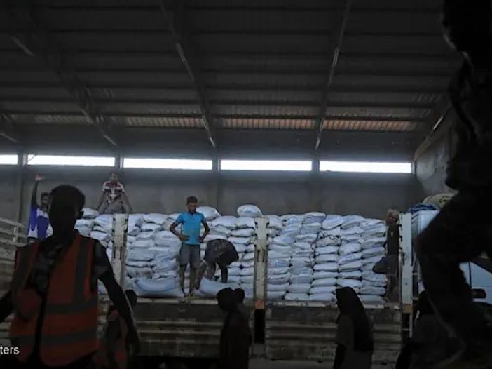 Portatori etiopi scaricano aiuti alimentari destinati alle vittime della guerra dopo un posto di blocco che porta al Tigray nella città di Mai Tsebri, in Etiopia, nel giugno 2021. Foto di: Stringer / Reuters