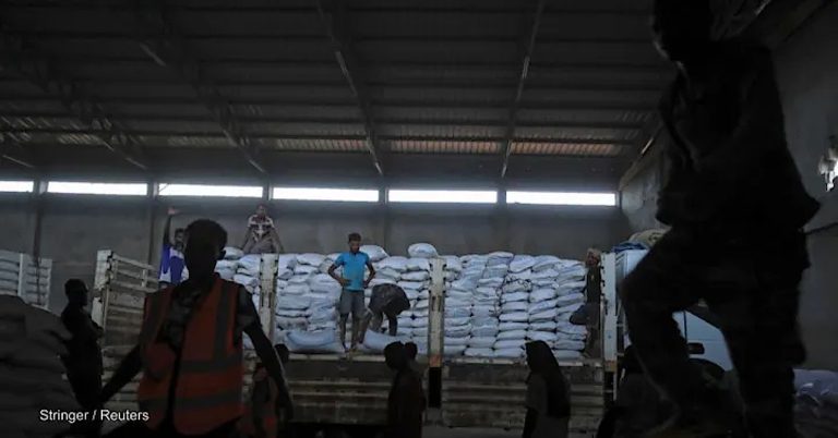 Portatori etiopi scaricano aiuti alimentari destinati alle vittime della guerra dopo un posto di blocco che porta al Tigray nella città di Mai Tsebri, in Etiopia, nel giugno 2021. Foto di: Stringer / Reuters