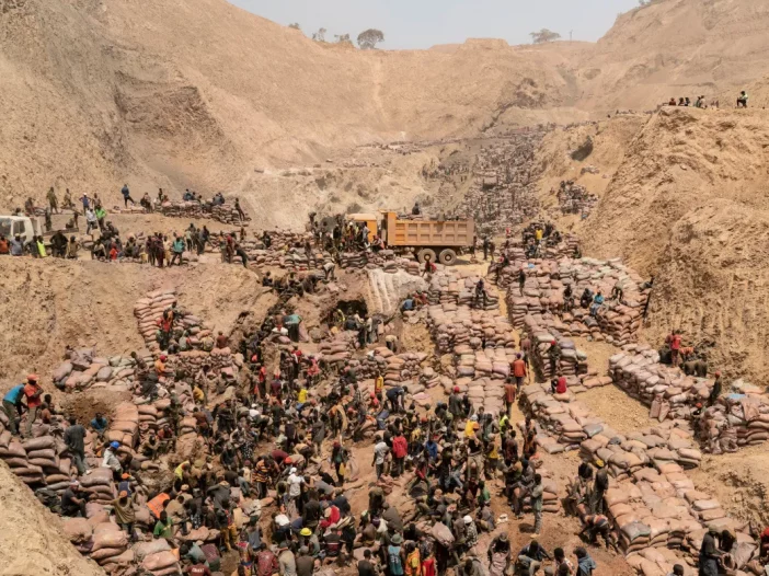 Una visione generale dei minatori che lavorano presso la miniera artigianale di Shabara vicino a Kolwezi il 12 ottobre 2022. Circa 20.000 persone lavorano uno Shabara, a turni di 5.000 alla volta. [Junior Kannah / AFP] RDC Repubblica Democratica del Congo
