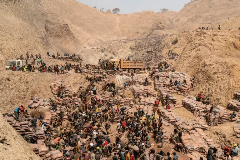 Una visione generale dei minatori che lavorano presso la miniera artigianale di Shabara vicino a Kolwezi il 12 ottobre 2022. Circa 20.000 persone lavorano uno Shabara, a turni di 5.000 alla volta. [Junior Kannah / AFP] RDC Repubblica Democratica del Congo